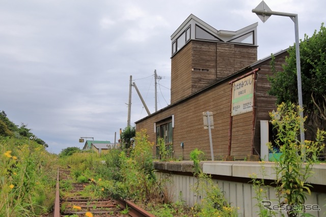 日高三石駅