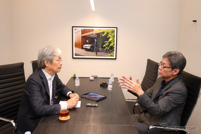 マツダ 前田育男 常務取締役(デザイン&ブランドスタイル担当)と千葉匠氏(右から)
