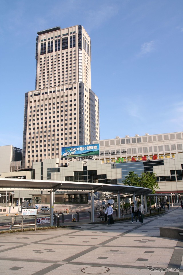 札幌駅北側の拡張により、駅前広場が狭まる札幌駅北口。2005年頃。