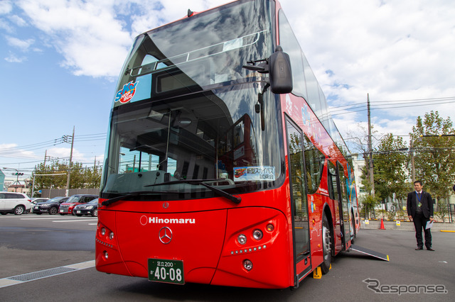 ハーフルーフ構造を採用した2階建てオープンバス