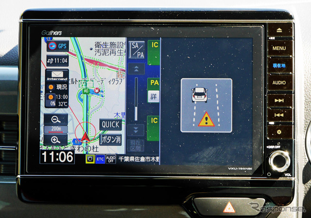 道路上の車線を検知して、ウインカーを操作せずに車線を逸脱しそうになると警報を発する