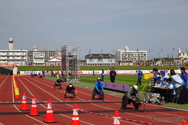 女子トップでゴールするシャー選手（右から3人目）