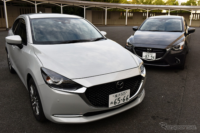 向かって左:改良新型マツダ2 15S L Package(2WD)、向かって右:従来型マツダ2 15S(2WD、AT)