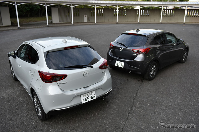 向かって左:改良新型マツダ2 15S L Package(2WD)、向かって右:従来型マツダ2 15S(2WD、AT)