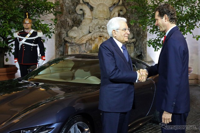 フェラーリ・ローマを視察したイタリアのセルジョ・マッタレッラ大統領。右はフェラーリのジョン・エルカーン会長