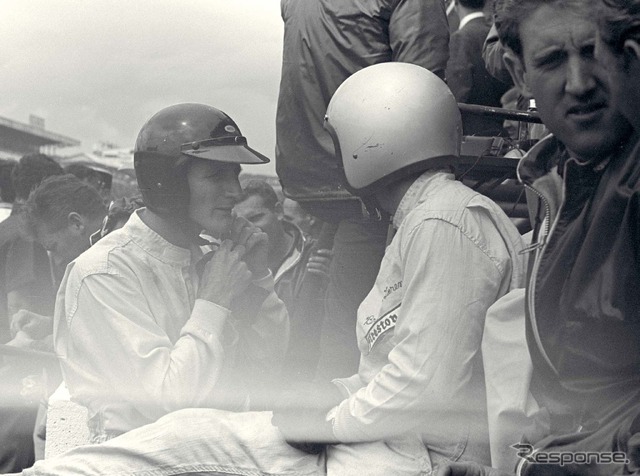 1966年ルマンでのマイルズ(向かって左)とブルース・マクラーレン。