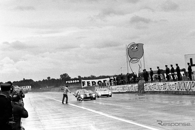 1966年ルマン、クリス・エイモン&ブルース・マクラーレン車(向かって左)が優勝。マイルズ&ハルムは僅差の2位(向かって右)