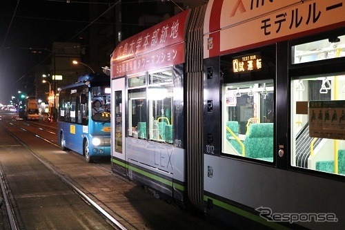 電車の後ろで停車する自動運転バス