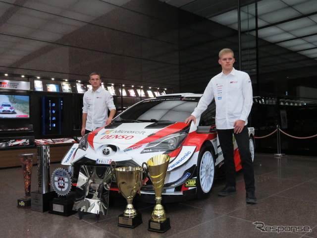 2019年WRCドライバー部門王者のタナク(右)と、コ・ドライバー部門王者のヤルヴェオヤ(左)。