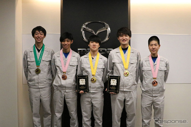 第57回技能五輪全国大会 マツダ所属の入賞者(左から池島選手、藤村選手、坂本選手、福田選手、柴内選手)