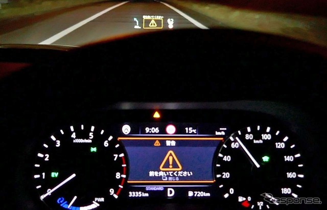 赤外線カメラによってドライバーの視線の方向は常に監視されている