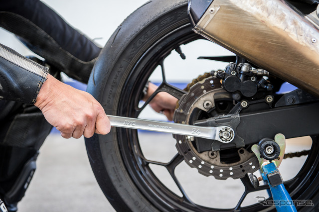 タイヤ交換する際にはリアアクスルシャフトを抜き去る必要がある。大きなナットが使われているので対応のメガネレンチが必須だ。