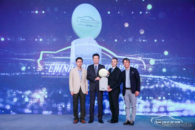 中国カーオブザイヤーをマツダ車として初受賞したマツダ 3 新型の授賞式（広州モーターショー2019）