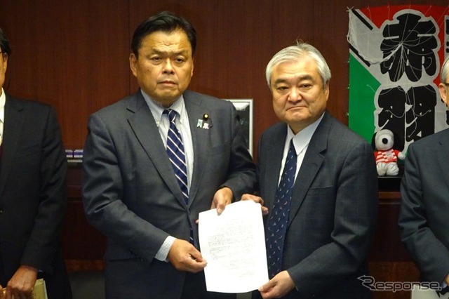 赤羽大臣に要望書を手渡す自賠制度を考える会の福田弥夫座長