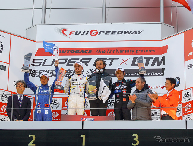 レース1の表彰式。左2人目から右へ、2位の塚越、優勝のキャシディと山田淳監督、3位の山本、DTM側の統括団体代表で往年の著名F1ドライバーでもあるゲルハルト・ベルガー。