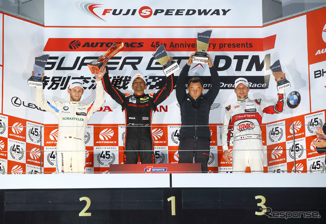 レース2の表彰式。左から2位ヴィットマン、優勝のカーティケヤンと中嶋悟監督、3位デュバル。