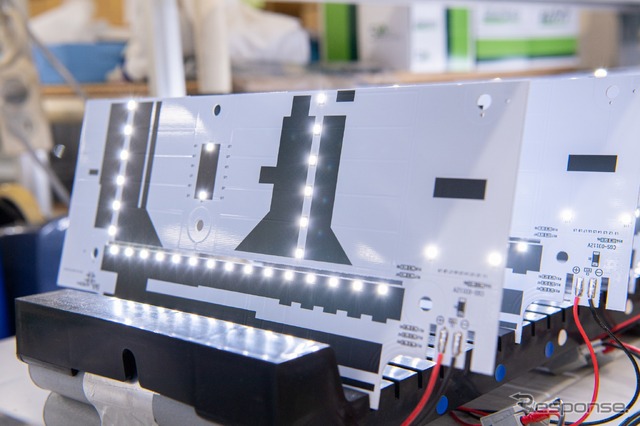 直下型バックライト方式を採用した字光式ナンバープレート用LED照明器具「R-ray」