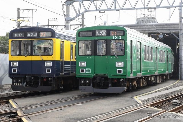 11月25日から運行を開始した「緑の電車」(右)。左は1000系1017編成を使用した「きになる電車」。どちらも東急車の象徴である「T.K.K」のロゴが入っている。