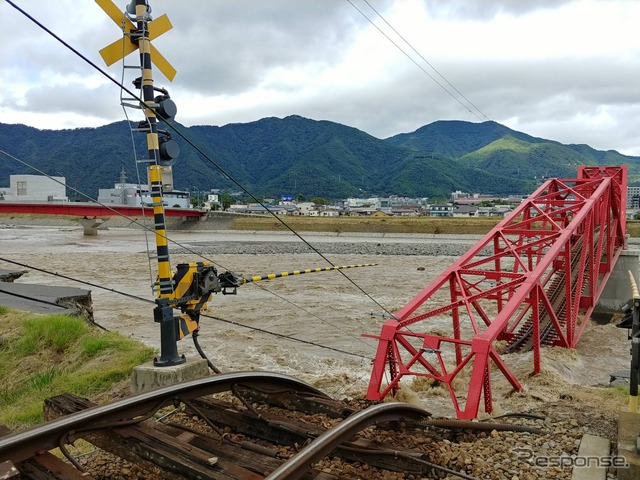 橋脚の一部が流され損壊した上田～城下間の千曲川橋梁。