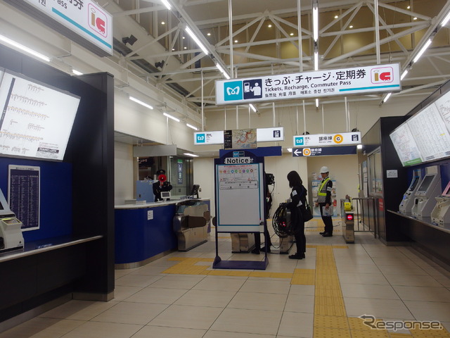 入場規制。実際の駅を模した設備がある。