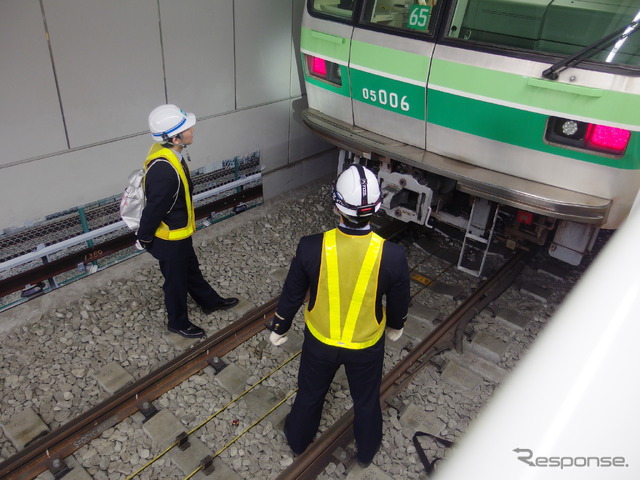 後方車両乗客を新橋駅へ避難誘導。非常口を開け、階段を設置。