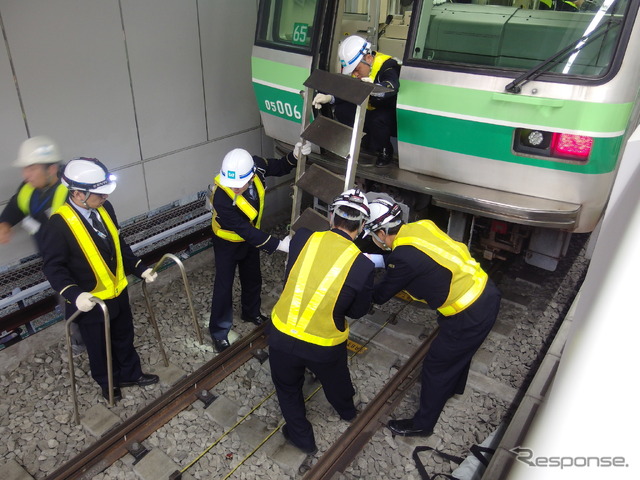 後方車両乗客を新橋駅へ避難誘導。非常口を開け、階段を設置。