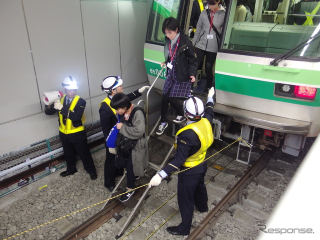 後方車両乗客を新橋駅へ避難誘導。
