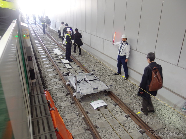 後方車両乗客を新橋駅へ避難誘導。