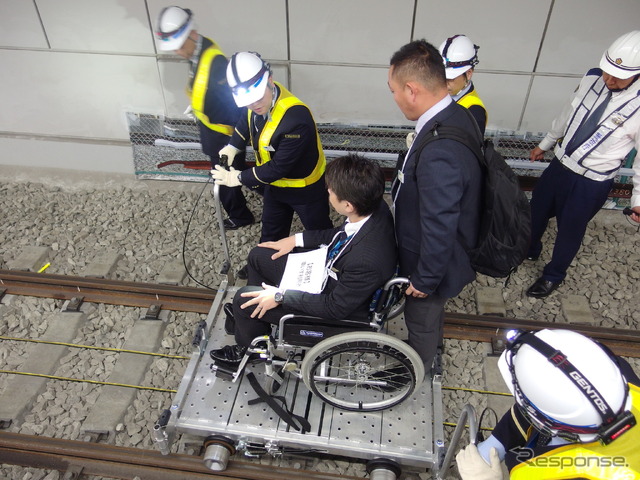 車椅子利用者、視覚障害者は台車で移動。台車は各駅に準備。