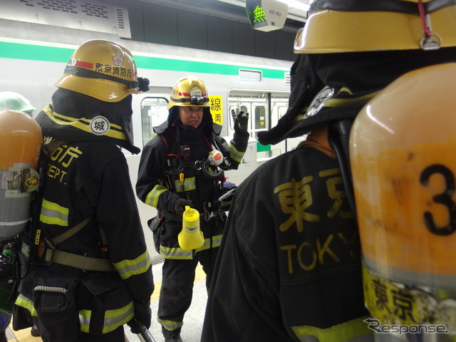 消防隊到着、駅構内で負傷者への対応