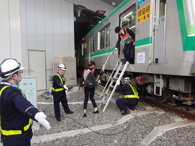 前方車両の旅客を虎ノ門駅へ避難誘導