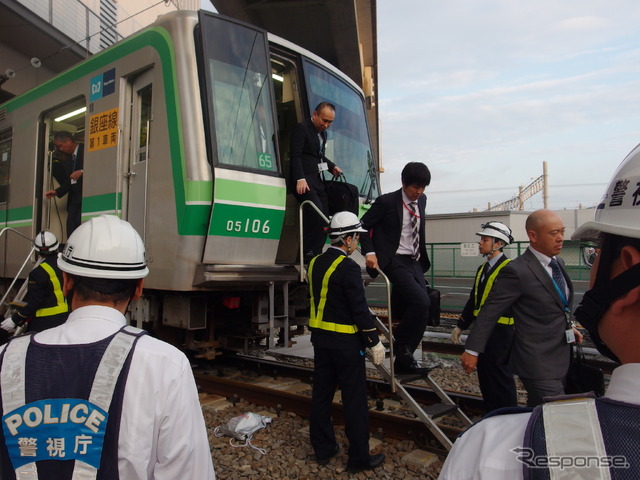 前方車両の旅客を虎ノ門駅へ避難誘導