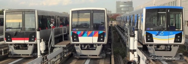 増備車(右)の登場で金沢シーサイドラインの2000形は3種のカラーリングとなる。