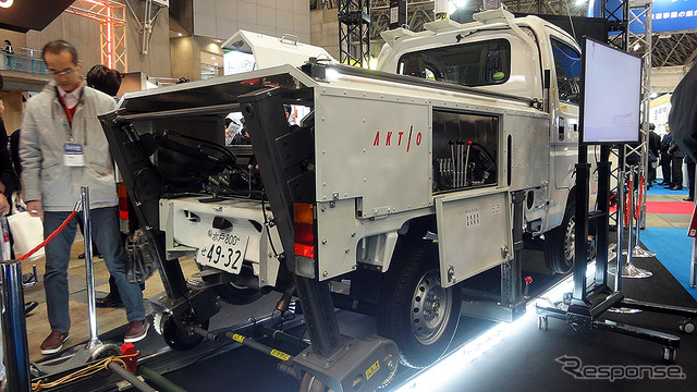 アクティオ:小型軌陸自動車…ホンダの軽トラ『アクティトラック』がベースの新型小型軌陸自動車。狭い踏切でも2名で載線・離線・軌道点検ができるコンパクトさが売り。JR東日本保守用車型式認定を受け、この秋の台風被害の復旧作業ですでに活躍している。
