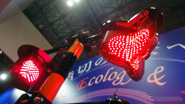 東邦電機工業:踏切警報灯 全方向形 ecoK …従来モデルよりも色弱者(P・D型)が認識しやすい波長成分のLEDを採用。カラーユニバーサルデザイン機構から認証を受けた最新モデル。