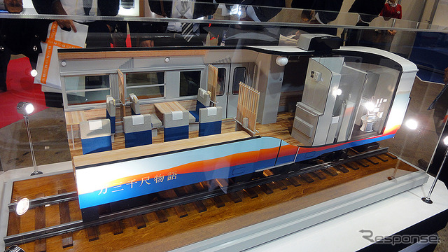 JR西日本テクノス:一万三千尺物語モックアップ…413系3両による観光列車「一万三千尺物語」のモックアップを展示。カットモデルで車内装備もみえるつくりに。