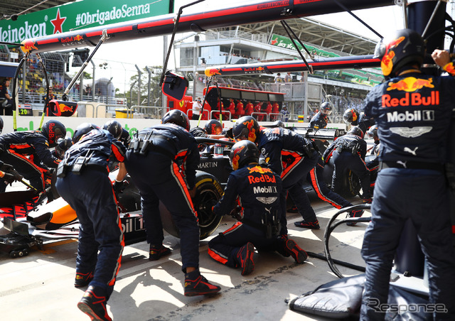 こちらは“本物”のF1ピットストップ（2019年ブラジルGP）。