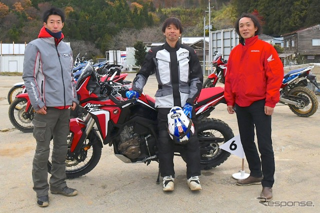 筆者・青木タカオそして開発責任者の森田健二さん(写真右)とテスト領域責任者である田中幹二さん(写真左)。