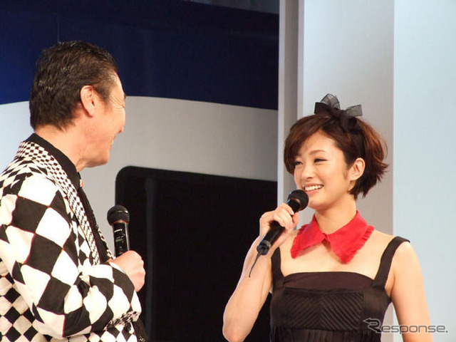 【写真蔵】上戸彩「かっこいい!」…スカイライナー 新型