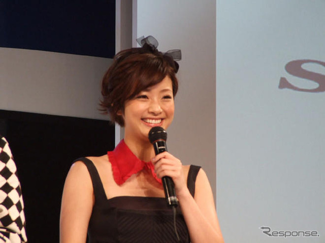 【写真蔵】上戸彩「かっこいい!」…スカイライナー 新型