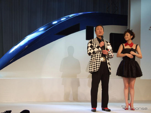 【写真蔵】上戸彩「かっこいい!」…スカイライナー 新型