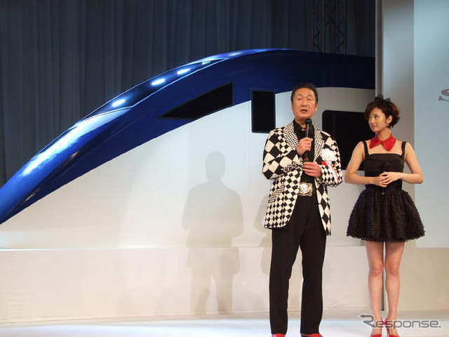 【写真蔵】上戸彩「かっこいい!」…スカイライナー 新型
