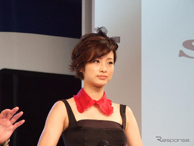 【写真蔵】上戸彩「かっこいい!」…スカイライナー 新型