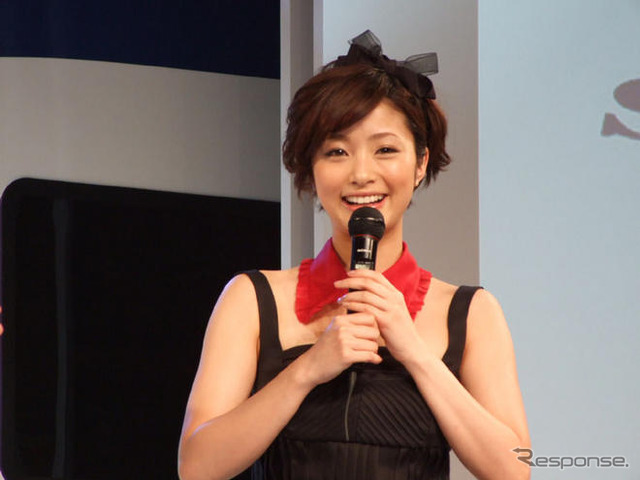 【写真蔵】上戸彩「かっこいい!」…スカイライナー 新型