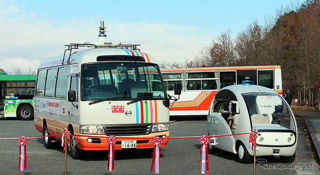 播磨科学公園都市（兵庫県上郡町）で12月5～9日に実施される自動運転バス公道実証実験（画像は初日のようす）