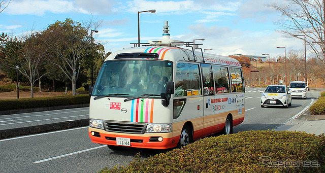 播磨科学公園都市(兵庫県上郡町)で12月5~9日に実施される自動運転バス公道実証実験(画像は初日のようす)