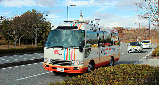 播磨科学公園都市（兵庫県上郡町）で12月5～9日に実施される自動運転バス公道実証実験（画像は初日のようす）