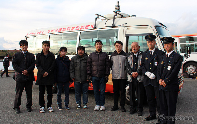 播磨科学公園都市（兵庫県上郡町）で12月5～9日に実施される自動運転バス公道実証実験（画像は初日のようす）