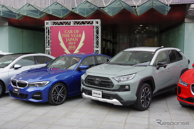 インポート・カー・オブ・ザ・イヤーのBMW 3シリーズセダン(左)と日本カー・オブ・ザ・イヤーのトヨタRAV4(右)