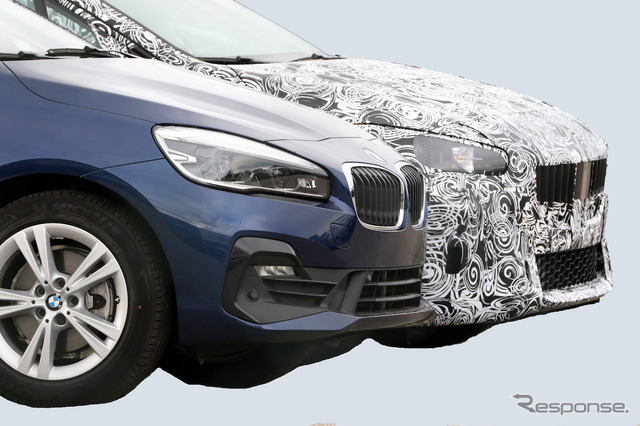 BMW 2シリーズアクティブツアラー の現行型(左)と次期型プロトタイプ(スクープ写真)